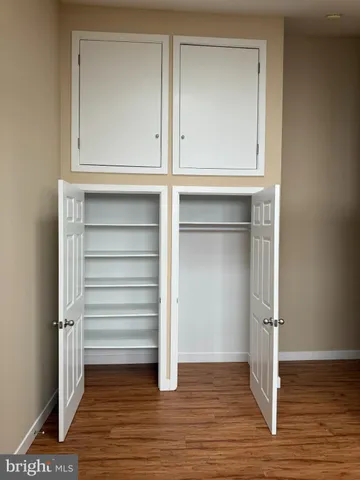 en empty room with wooden floor and furniture