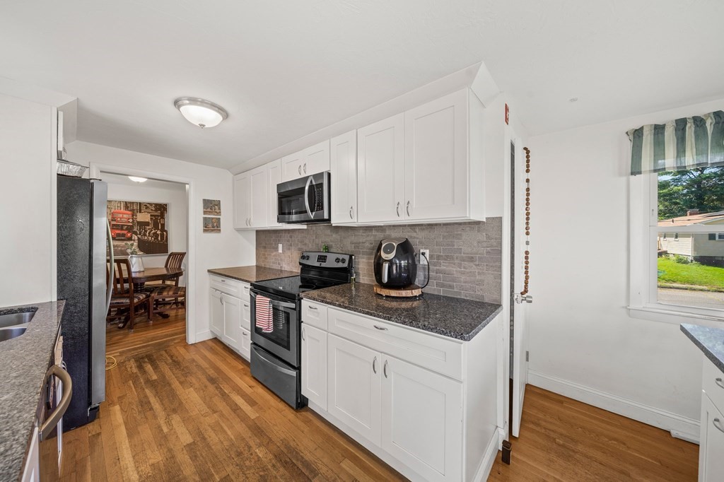 52 Bartlett Road Randolph, MA 02368 - Photo 3 of 20 Gallery Image 3