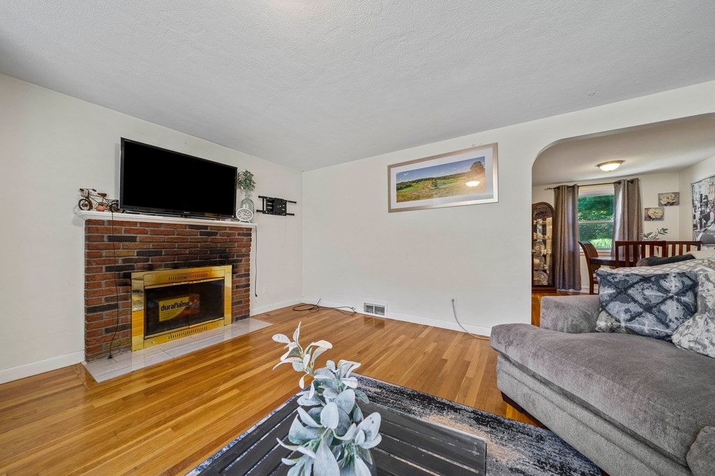 52 Bartlett Road Randolph, MA 02368 - Photo 8 of 20 Gallery Image 8