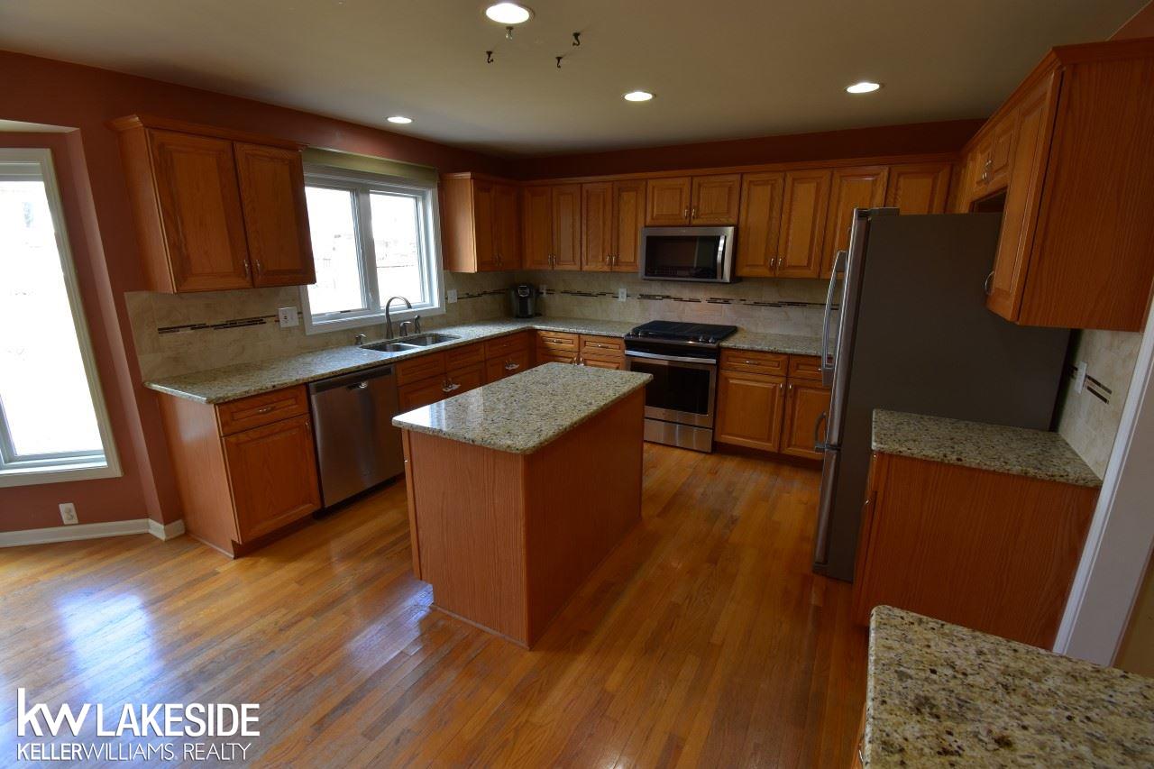 1076 Rochelle Park Drive Rochester Hills, MI 48309 - Photo 5 of 25