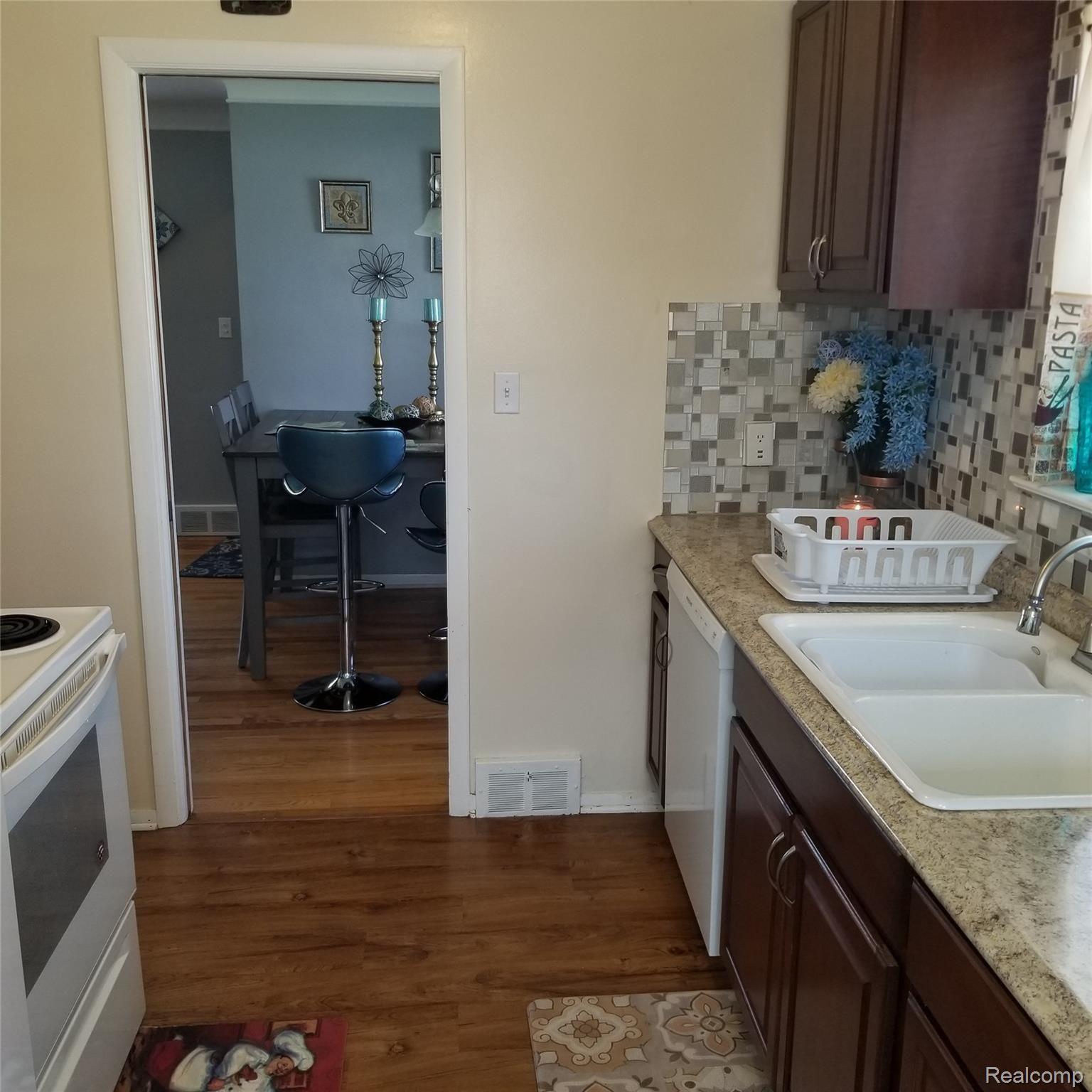 24704 Ridgecroft Avenue Eastpointe, MI 48021 - Photo 16 of 48 20200427_133456.jpg
