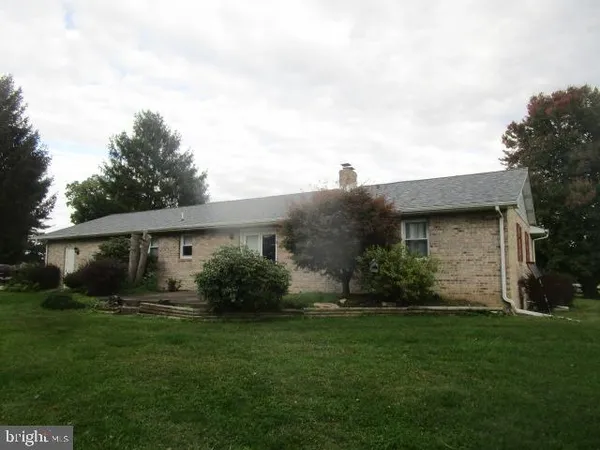 a view of a house with backyard and garden