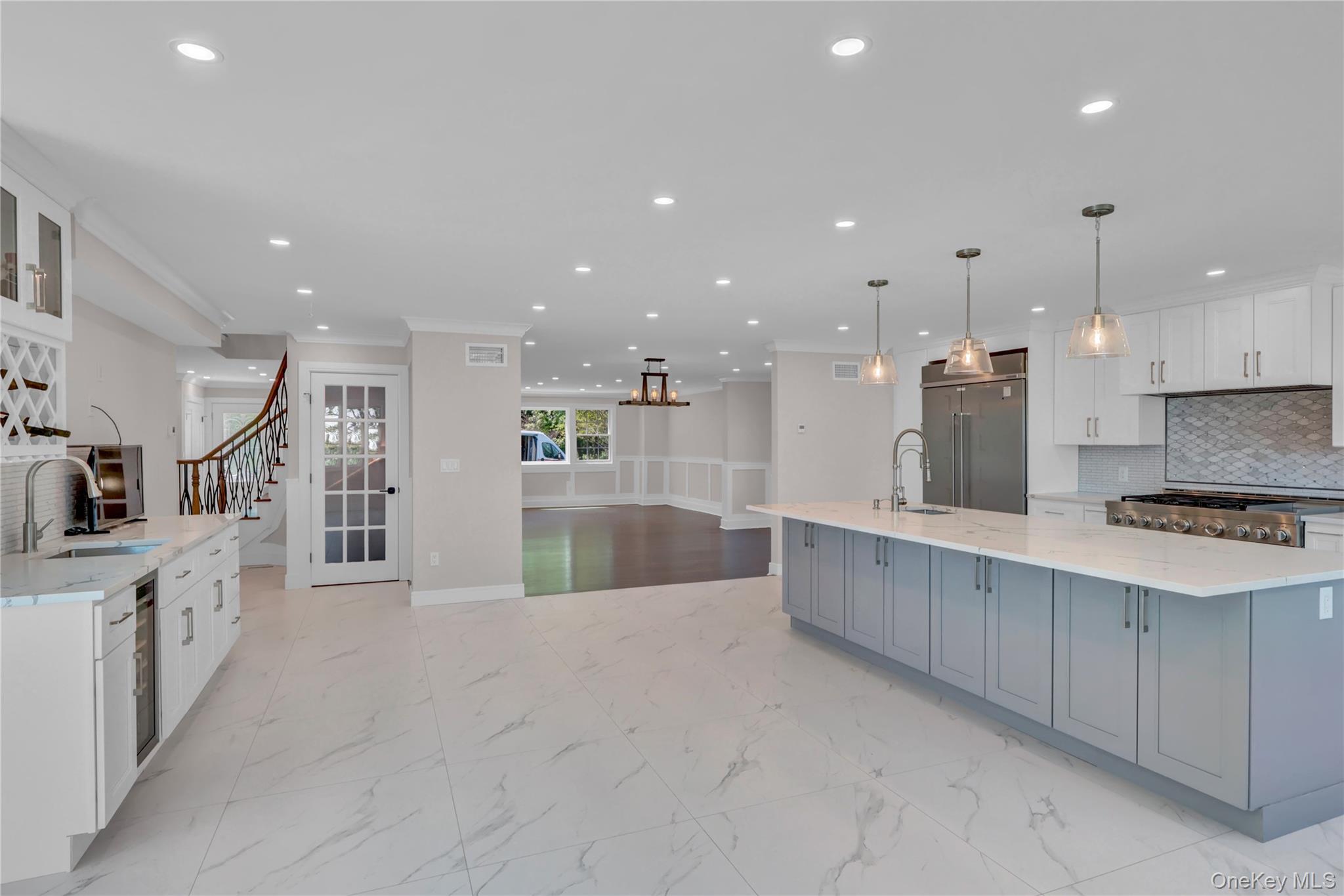 52 Woodland Road Roslyn, NY 11576 - Photo 20 of 50 Kitchen Bar