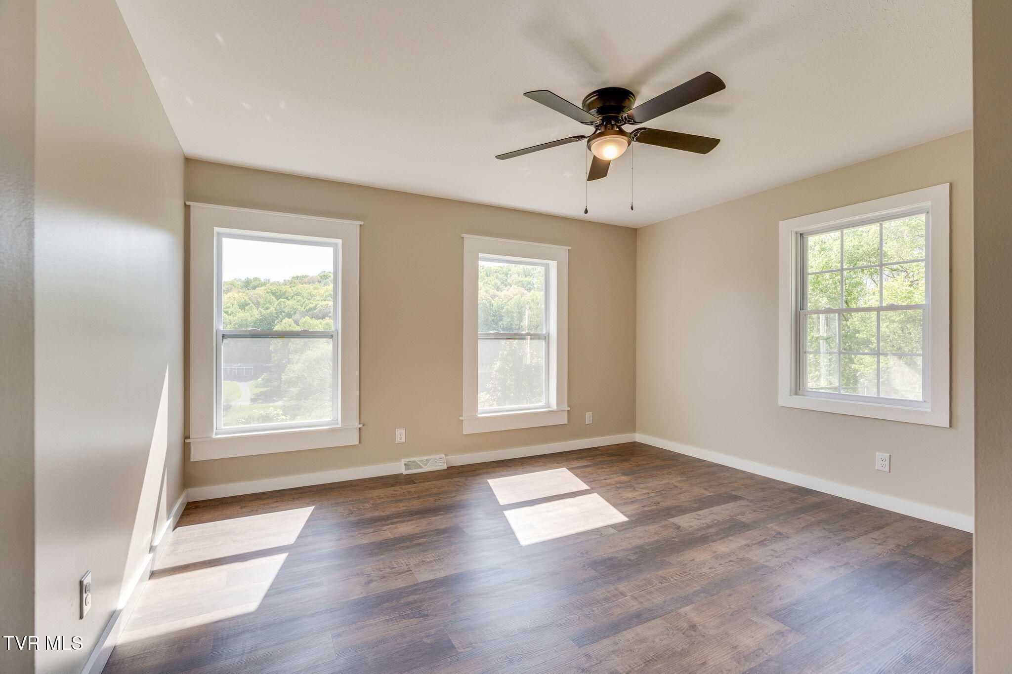 512 Hidden Valley Road Kingsport, TN 37663 - Photo 20 of 55 019