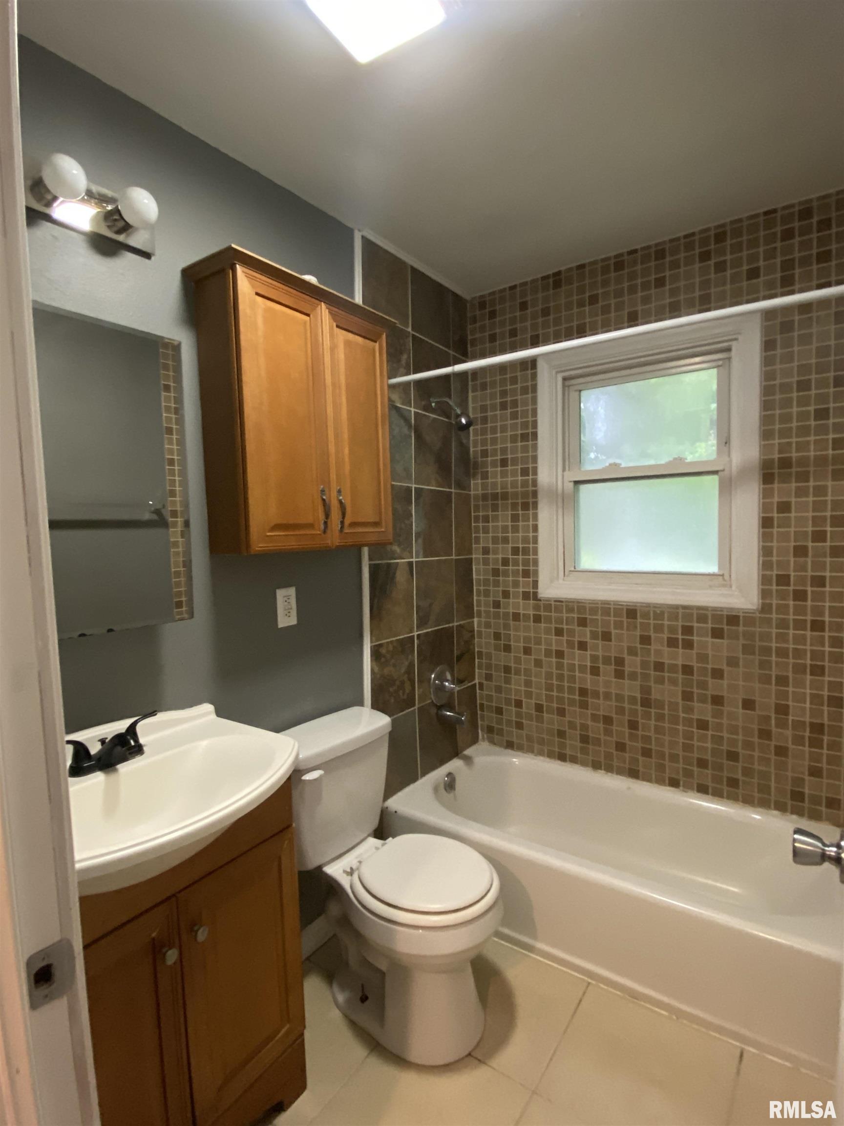 2240 North Sheridan Road Peoria, IL 61604 - Photo 8 of 33