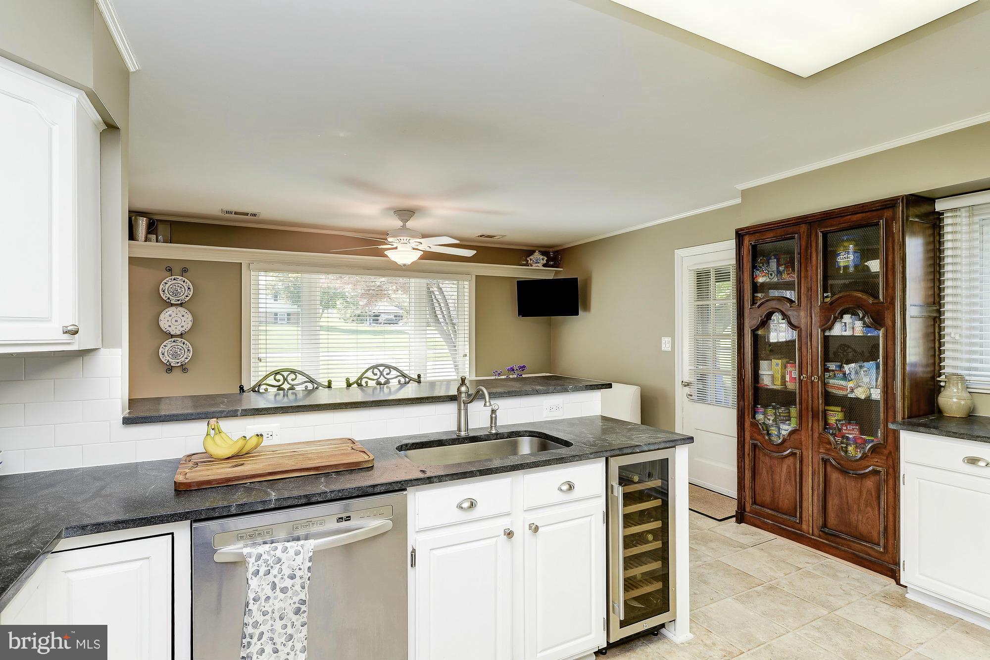 20901 Brooke Knolls Road Gaithersburg, MD 20882 - Photo 11 of 30 Kitchen