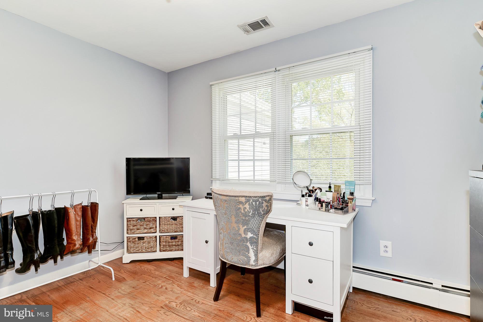 20901 Brooke Knolls Road Gaithersburg, MD 20882 - Photo 17 of 30 Bedroom