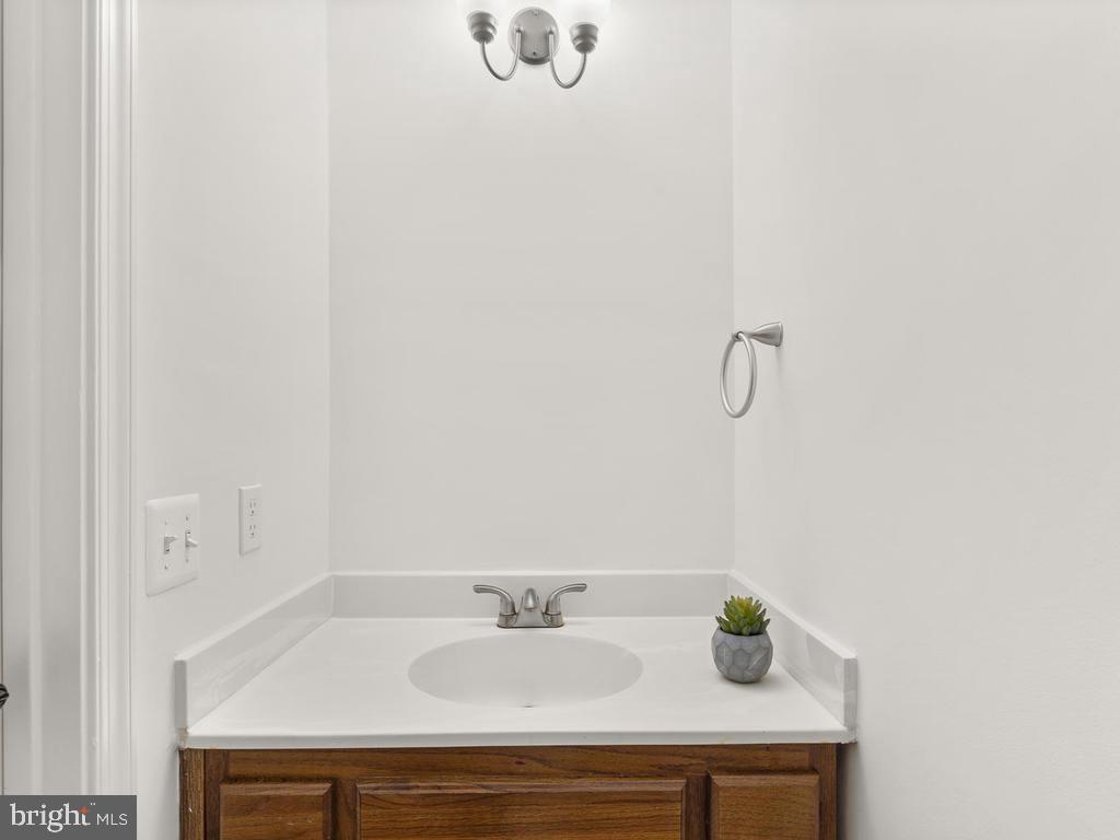 645 Concerto Lane Silver Spring, MD 20901 - Photo 13 of 39 Powder Room Main Level