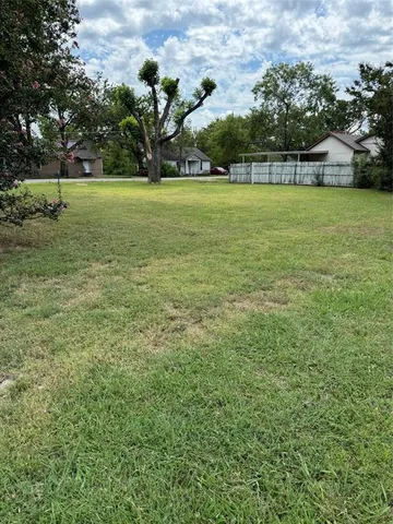 a view of yard with green space