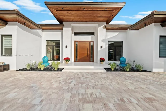 $5,600,000 | 7775 Southwest 72nd Avenue, Miami, FL 33143