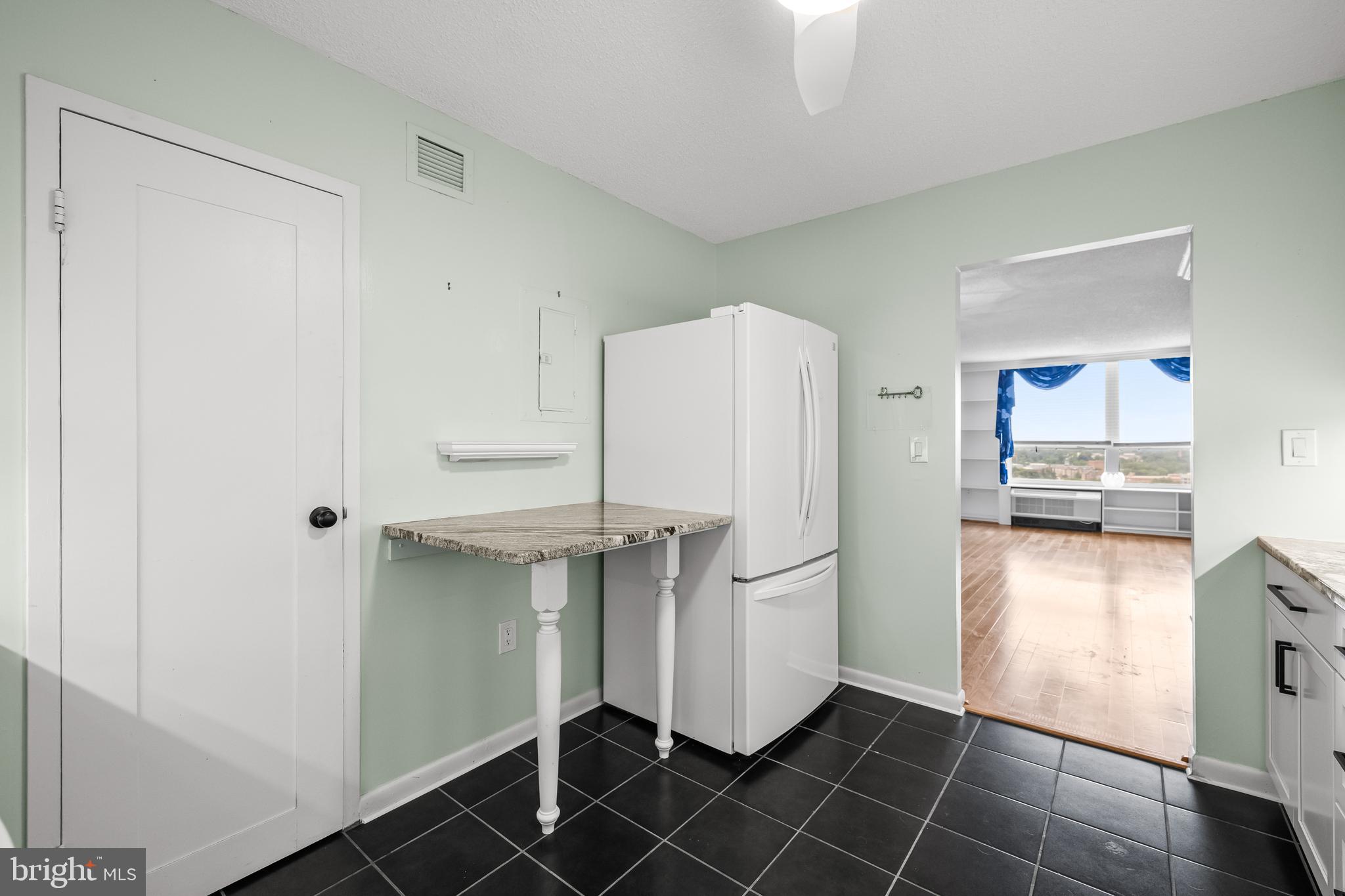 205 East Joppa Road, Unit 1908 Towson, MD 21286 - Photo 17 of 36 Kitchen