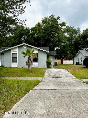 a view of a house with backyard and garden