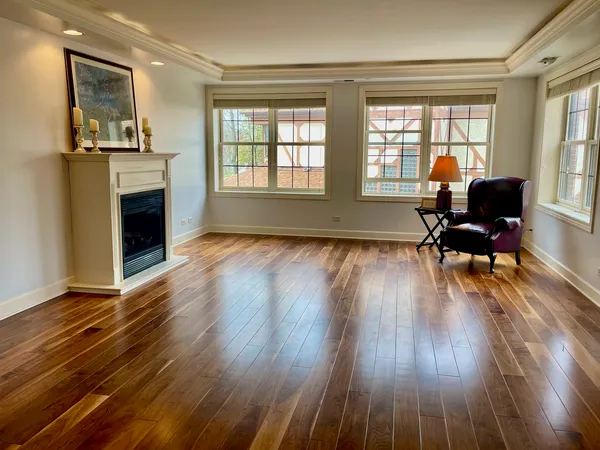 $649,000 | 10 East Burlington Street, Unit 2C, Riverside, IL 60546