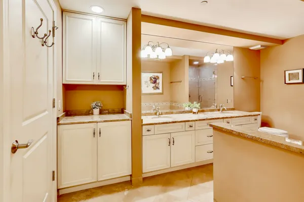 $649,000 | 10 East Burlington Street, Unit 2C, Riverside, IL 60546