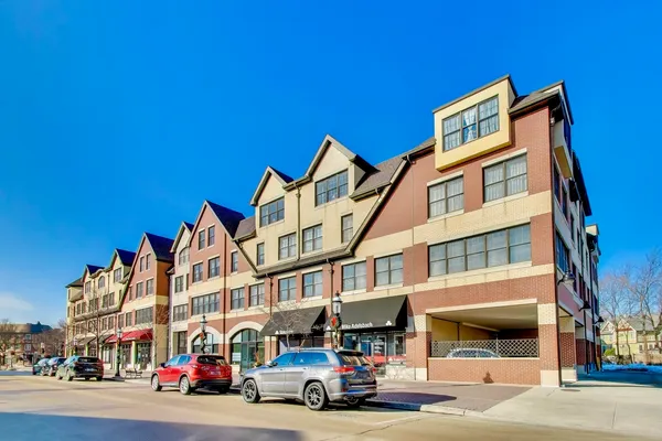 $649,000 | 10 East Burlington Street, Unit 2C, Riverside, IL 60546
