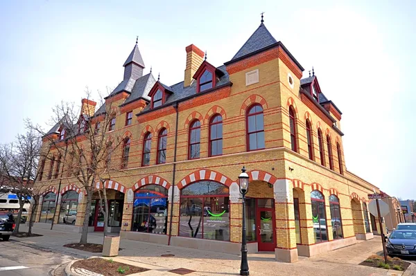 $649,000 | 10 East Burlington Street, Unit 2C, Riverside, IL 60546