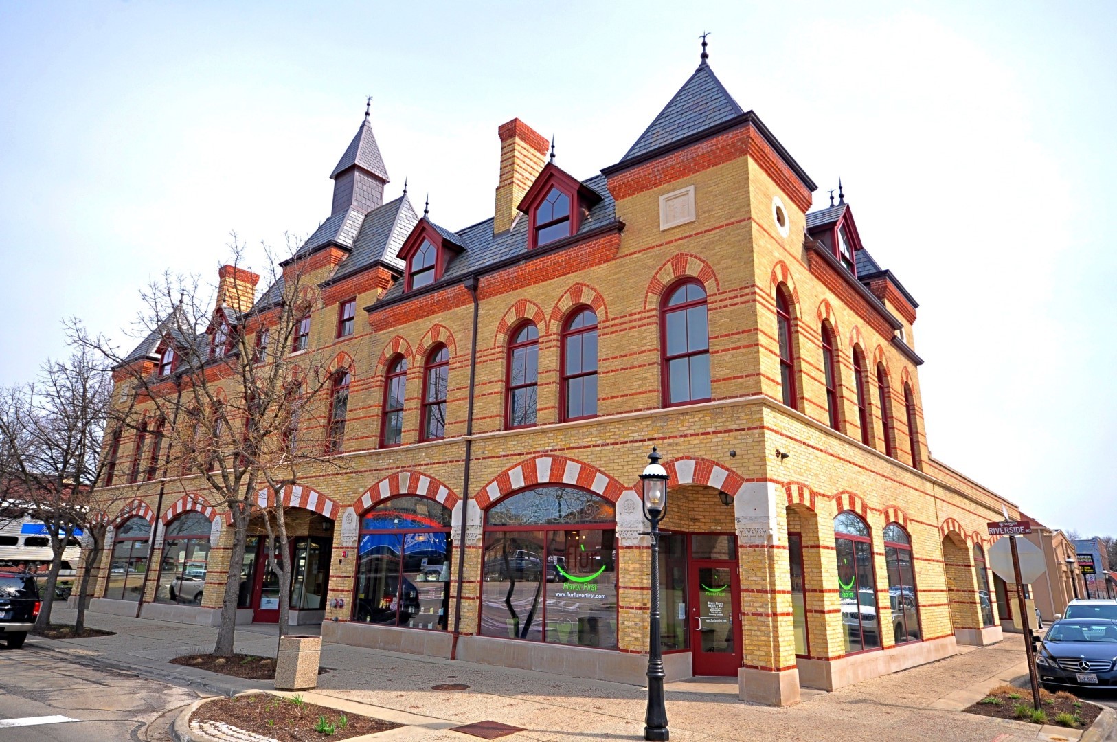 10 East Burlington Street, Unit 2C Riverside, IL 60546 - Photo 52 of 53 a front view of a building with street view