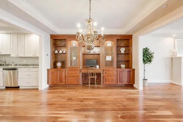 $649,000 | 10 East Burlington Street, Unit 2C, Riverside, IL 60546