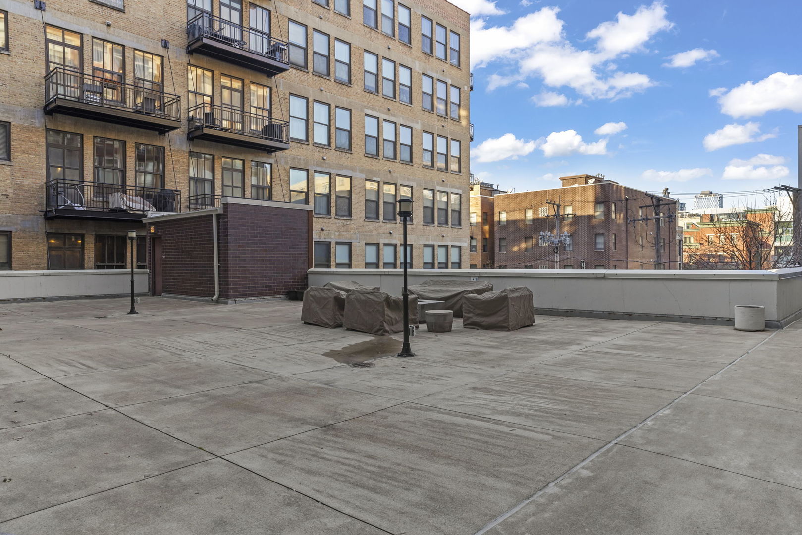 1000 West Adams Street, Unit 302 Chicago, IL 60607 - Photo 17 of 19 a view of a building with sitting area