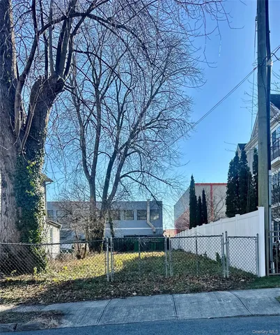 a view of house with a street