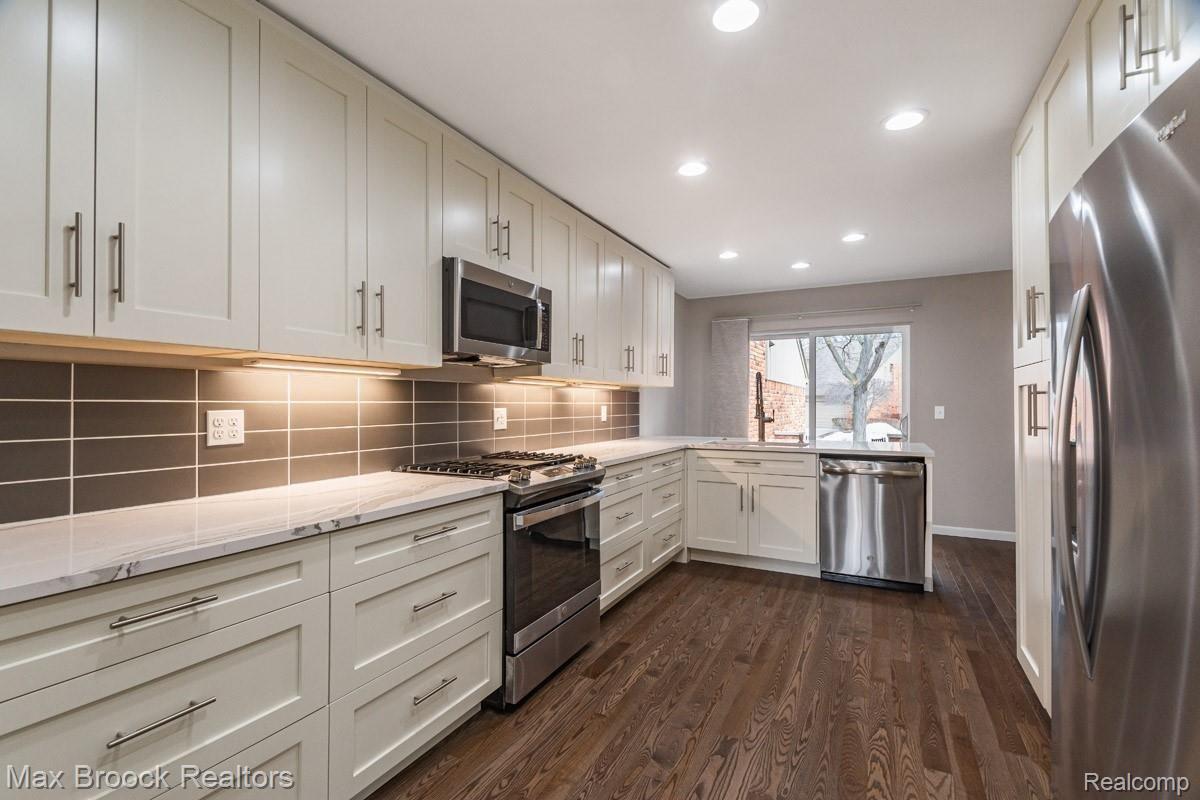 14.jpg  New underlit cabinets, backsplash, Cambria quartz countertop and all new SS appliances