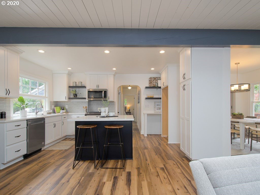4610 Southwest Taylors Ferry Road Portland, OR 97219 - Photo 15 of 32 Kitchen/Dining Room