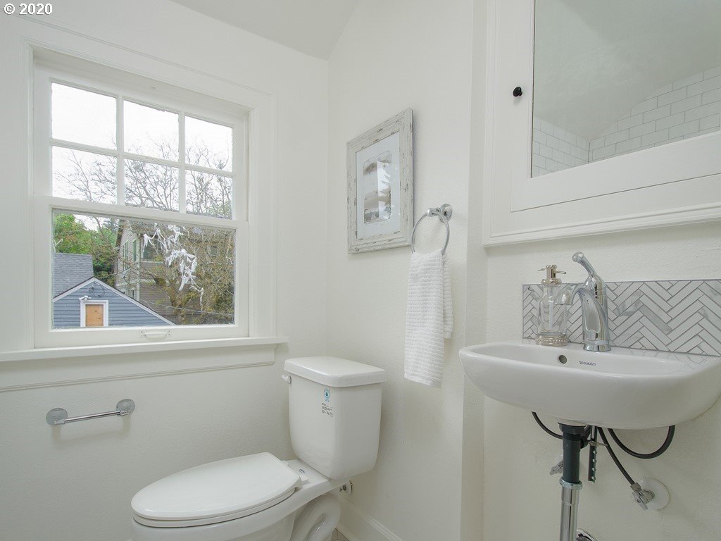 4610 Southwest Taylors Ferry Road Portland, OR 97219 - Photo 23 of 32 Bathroom