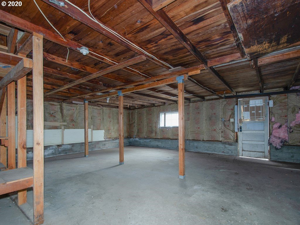 4610 Southwest Taylors Ferry Road Portland, OR 97219 - Photo 29 of 32 Garage
