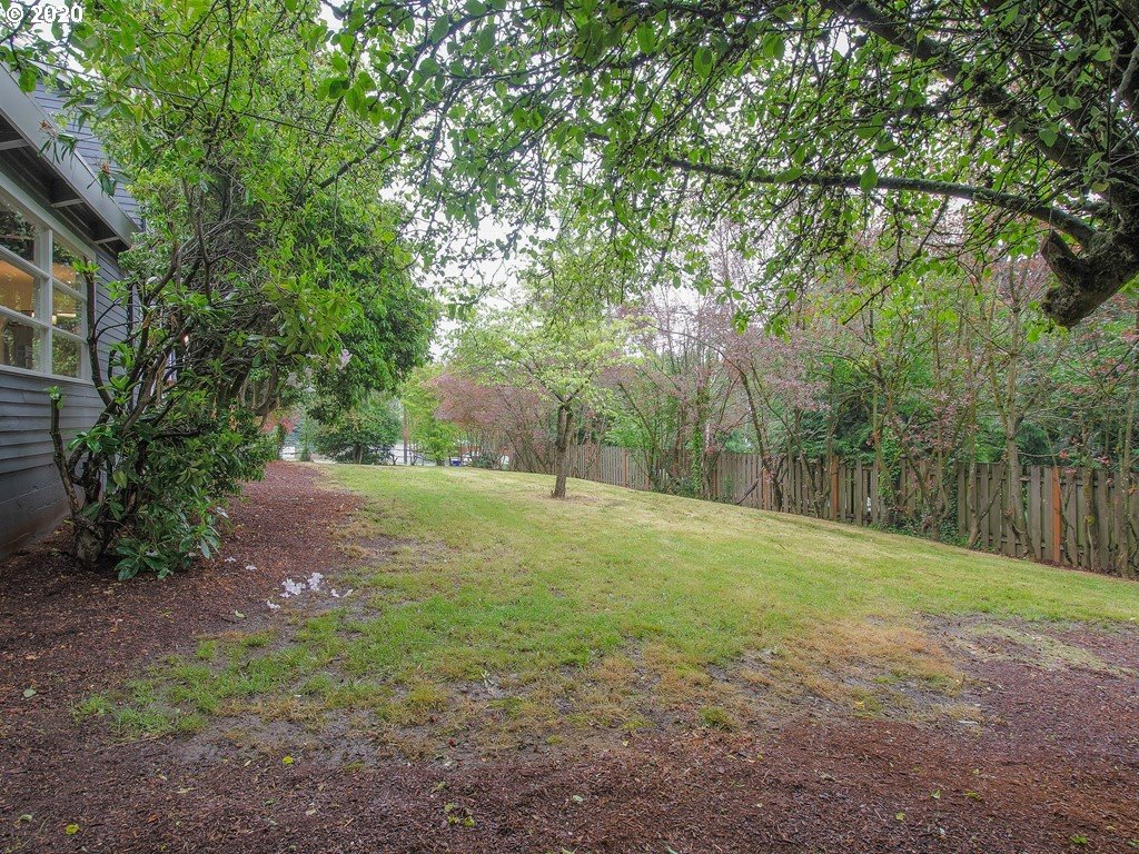 4610 Southwest Taylors Ferry Road Portland, OR 97219 - Photo 30 of 32 Yard