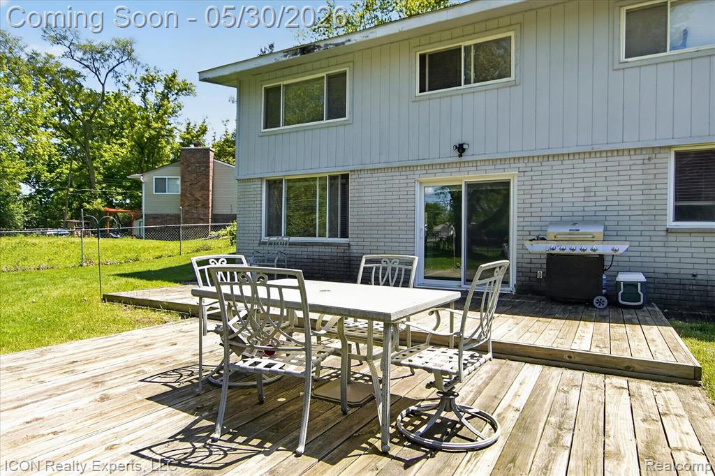 1869 Middle Trail Road Walled Lake, MI 48390 - Photo 39 of 46