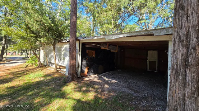 a view of a entrance gate of the house