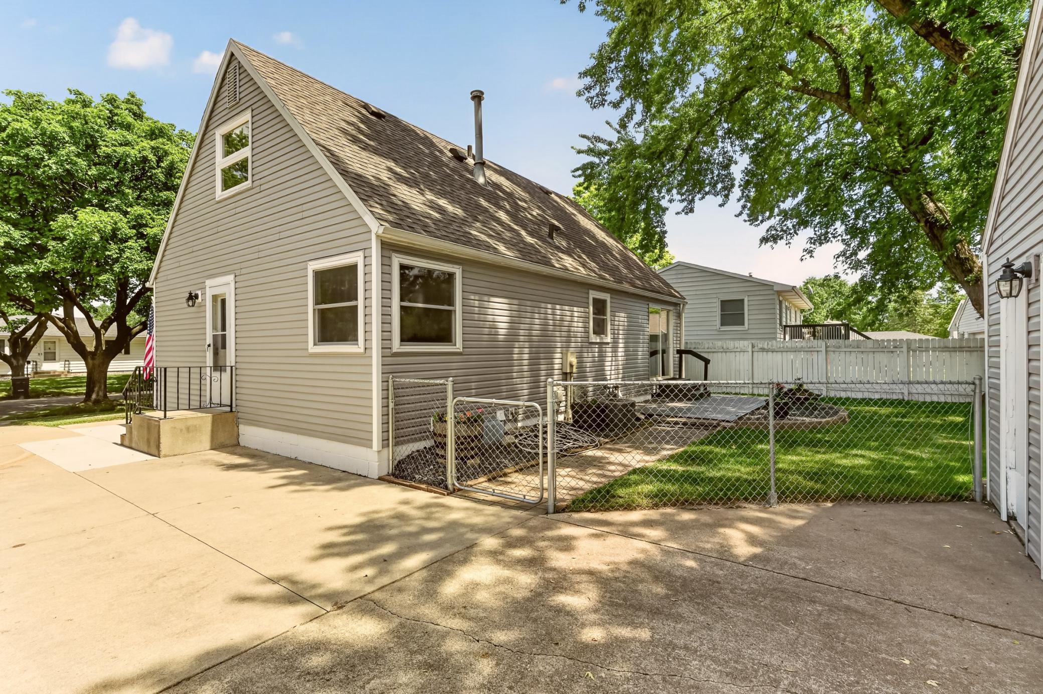 914 16 1/4 Street Southeast Rochester, MN 55904 - Photo 2 of 33