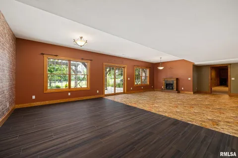 $3,950,000 | 3076 North 400 East Road, McLean, IL 61754