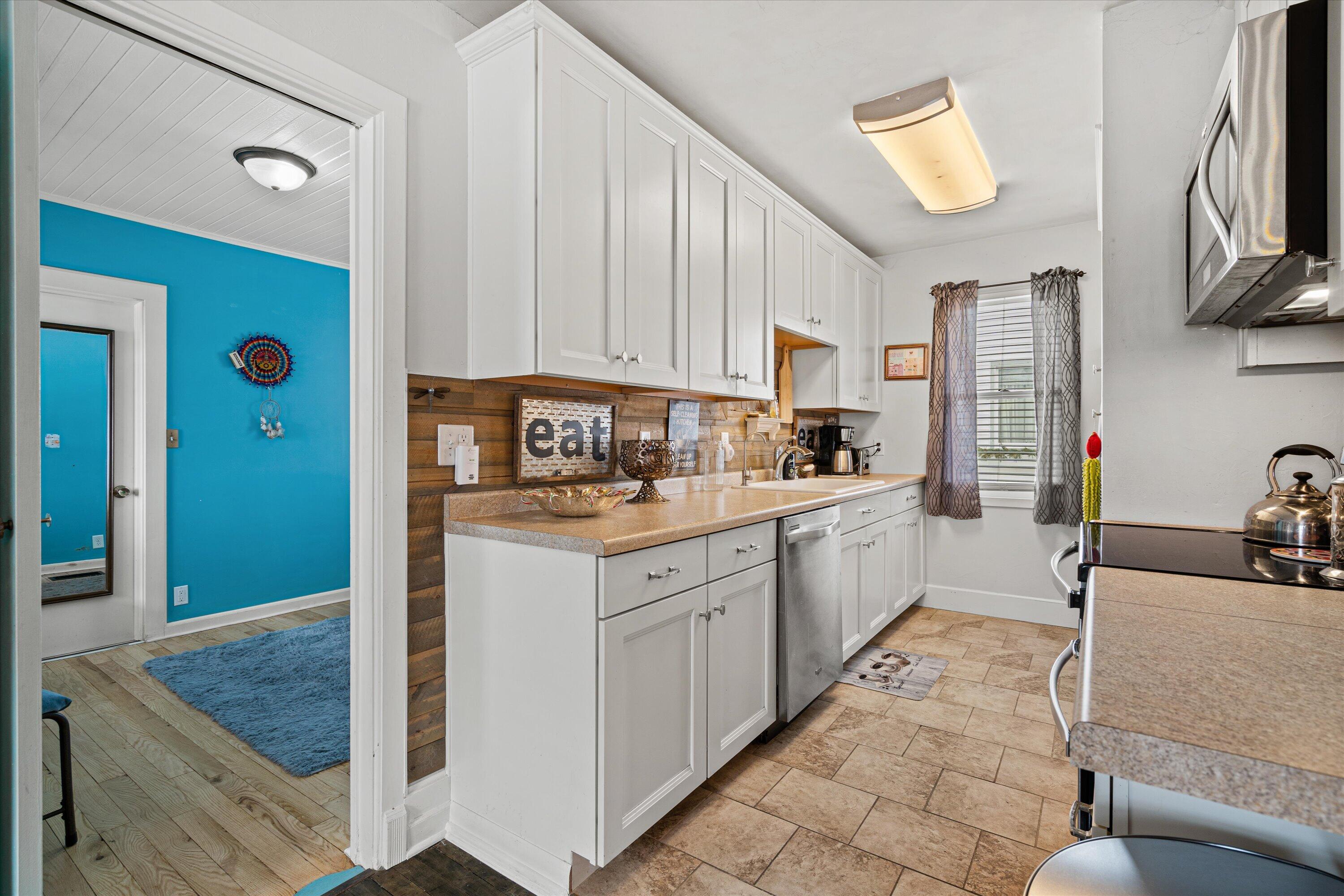 820 North 8th Street Manitowoc, WI 54220 - Photo 18 of 33 Kitchen