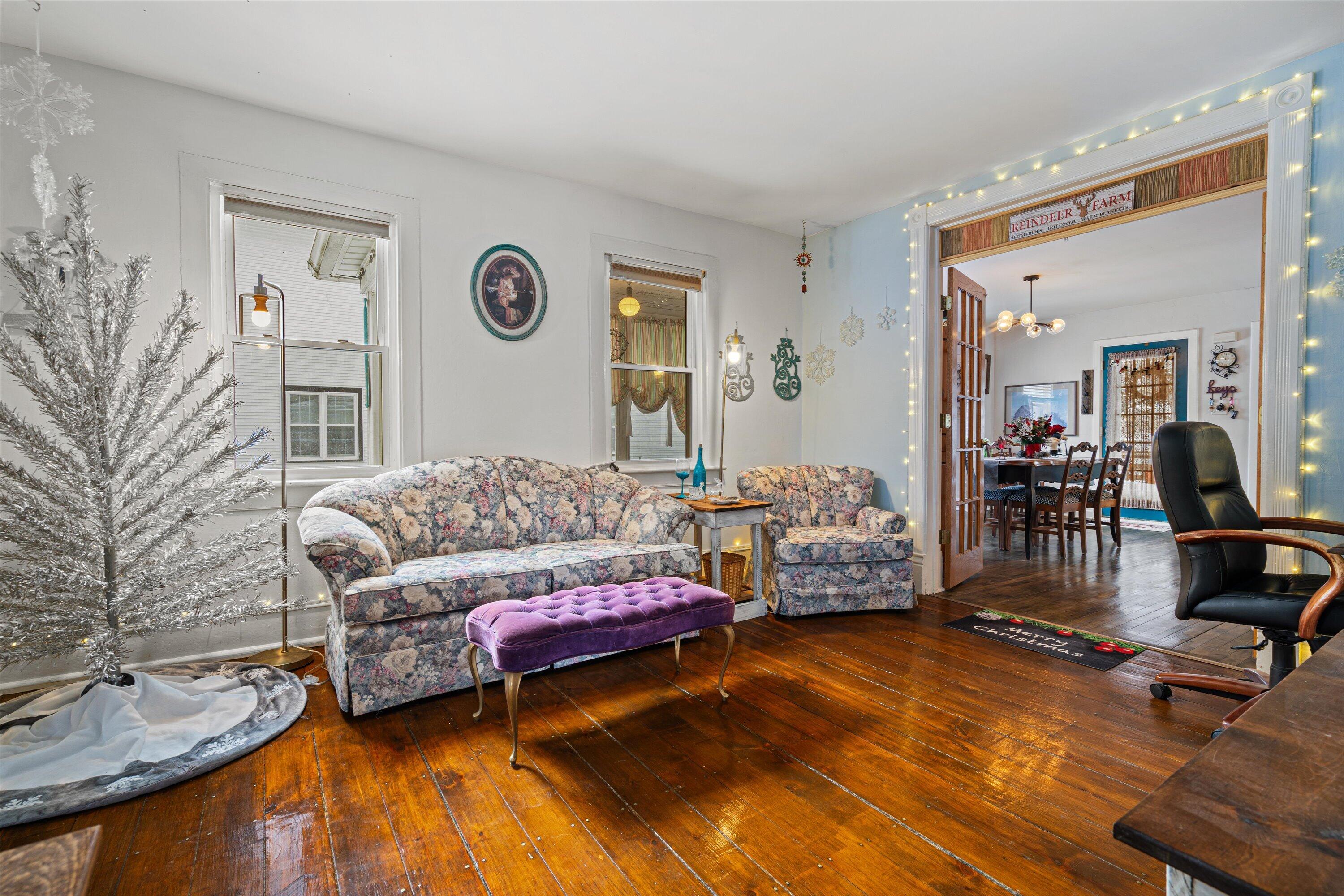 820 North 8th Street Manitowoc, WI 54220 - Photo 5 of 33 Living Room
