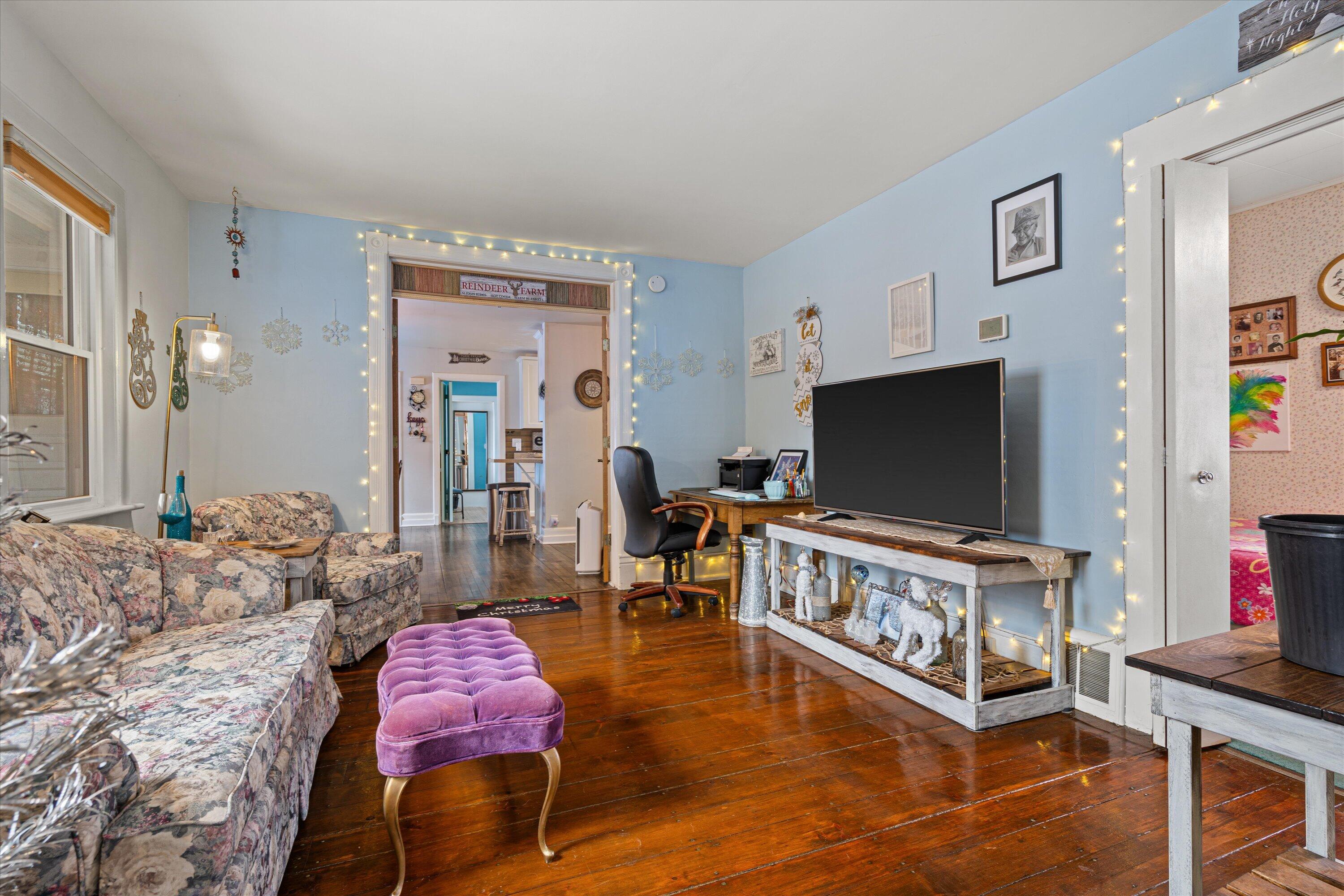 820 North 8th Street Manitowoc, WI 54220 - Photo 7 of 33 Living Room