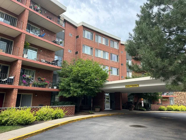 $1,800 | 16 East Old Willow Road, Unit 414S, Prospect Heights, IL 60070