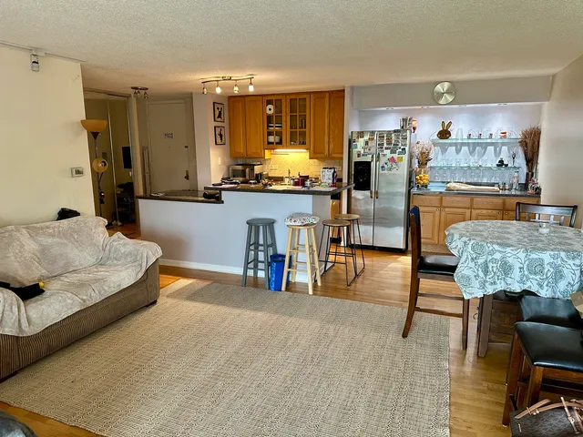 $1,800 | 16 East Old Willow Road, Unit 414S, Prospect Heights, IL 60070