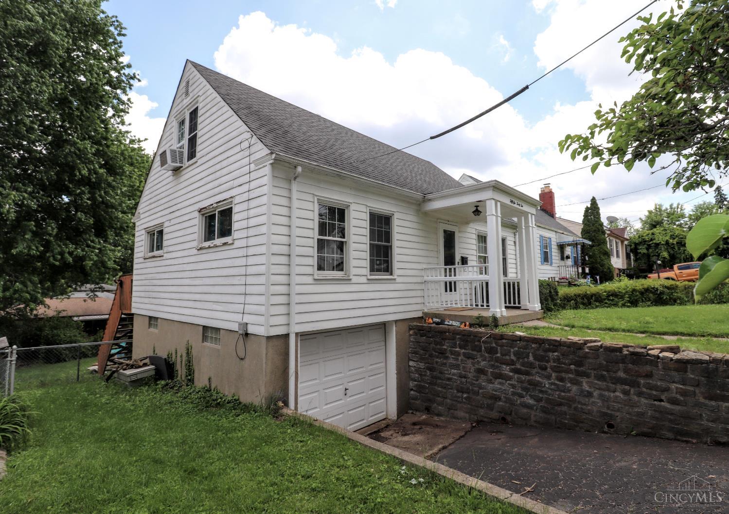 5642 Leumas Road Cincinnati, OH 45239 - Photo 4 of 51