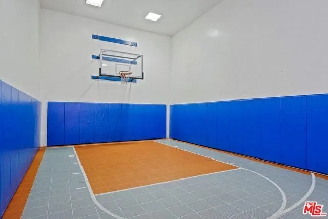 a view of a tennis court