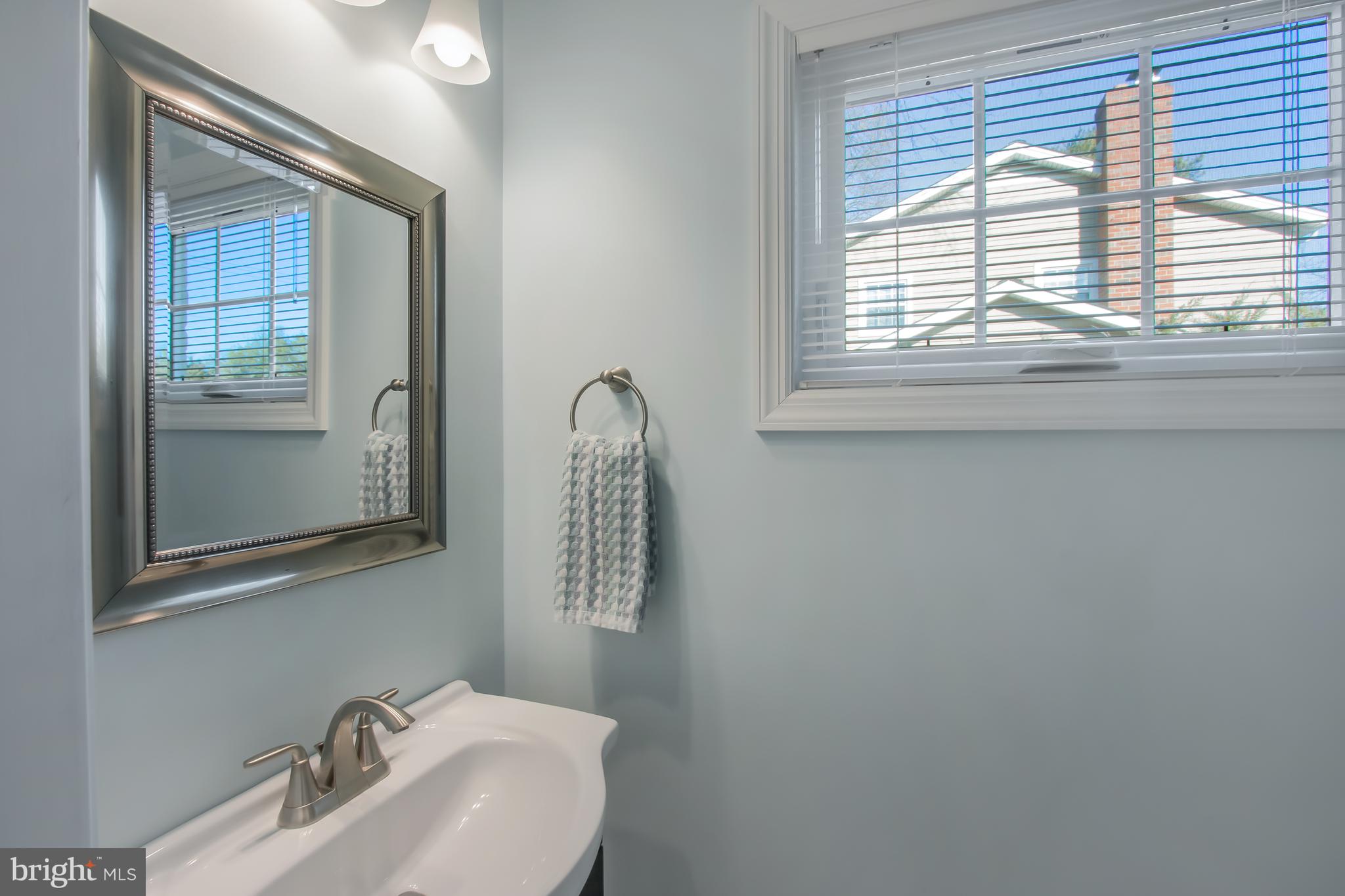 310 Apple Road Newark, DE 19711 - Photo 14 of 32 Powder Room