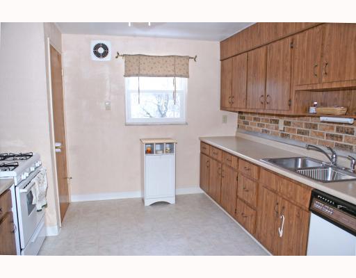 428 Ridgemont Drive Pittsburgh, PA 15220 - Photo 5 of 18 Kitchen.
