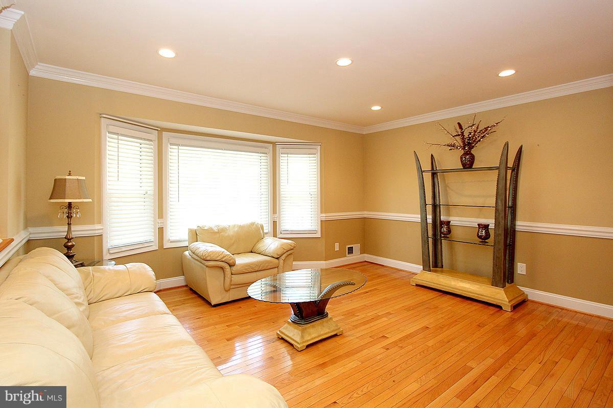 14201 Chesterfield Road Rockville, MD 20853 - Photo 5 of 29 Living Room
