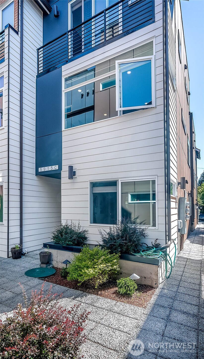 5915 California Avenue Southwest, Unit C Seattle, WA 98136 - Photo 2 of 21