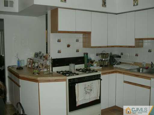 172 Evergreen Road, Unit 2B Edison, NJ 08837 - Photo 3 of 6 Gallery Image 3