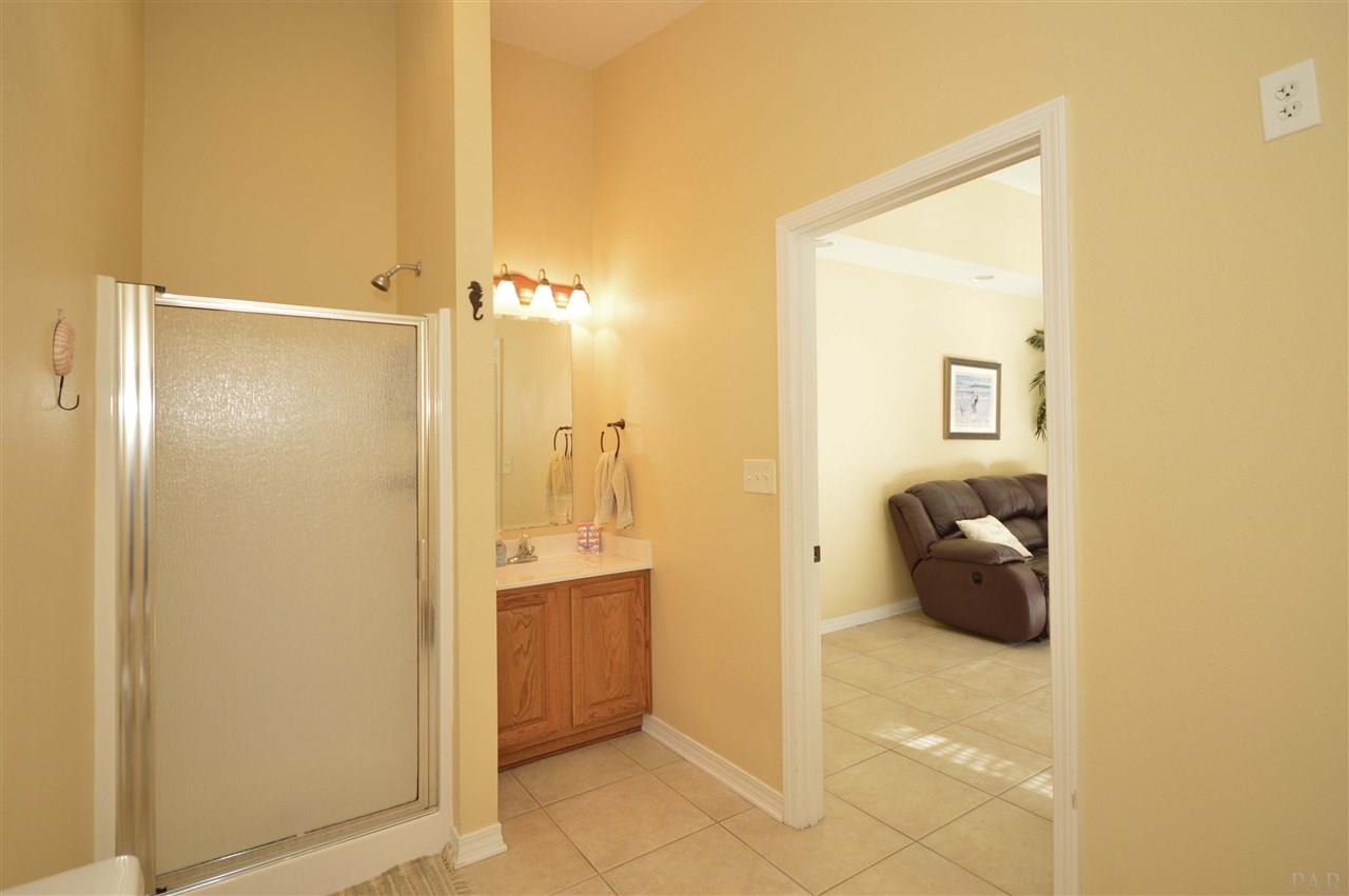 825 Copper Ridge Drive Cantonment, FL 32533 - Photo 33 of 50 Great pool bath!
