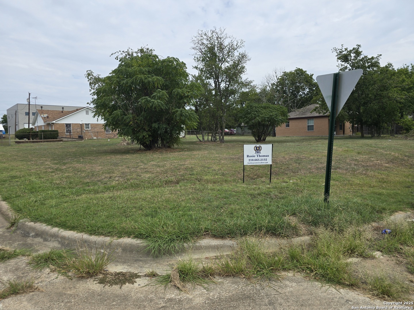 209 East 3rd Rockdale, TX 76567 - Photo 3 of 10 a backyard of a house with lots of green space
