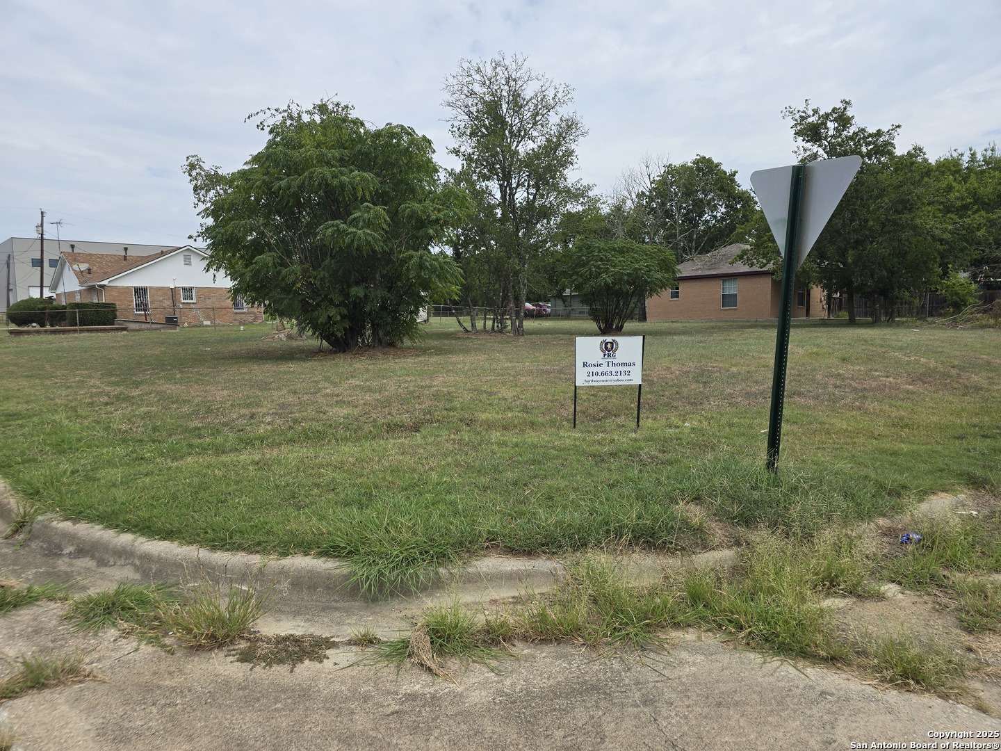 209 East 3rd Rockdale, TX 76567 - Photo 5 of 10 a backyard of a house with lots of green space