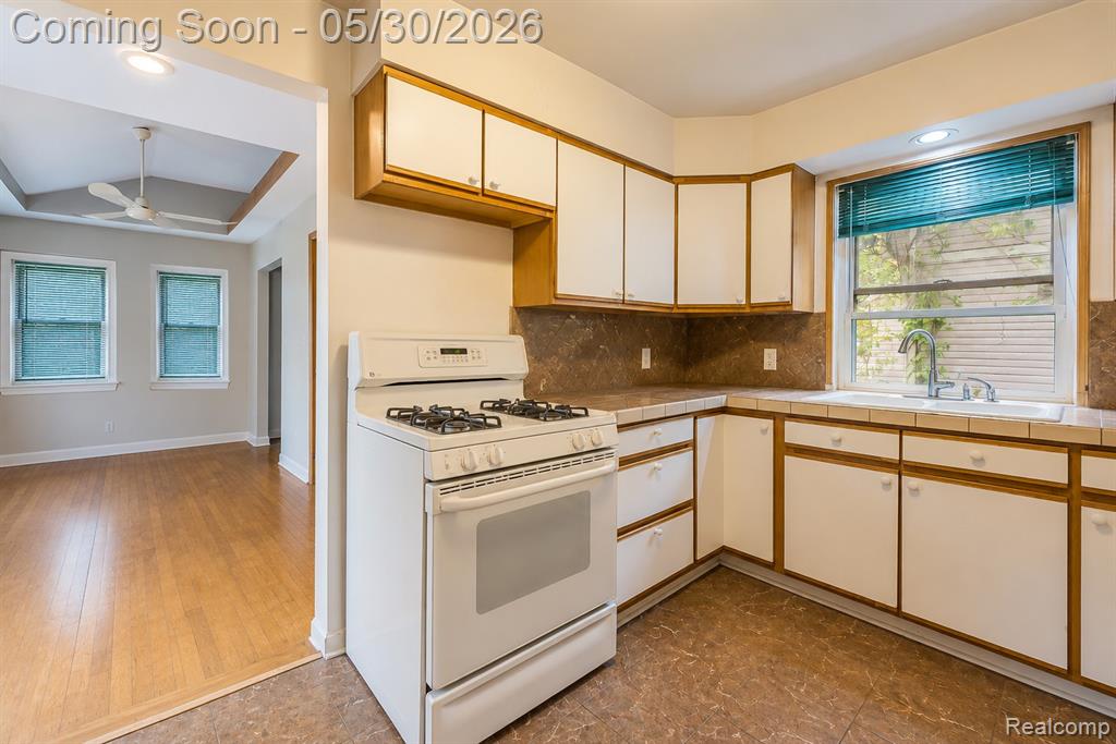 1946 Union Lake Road Commerce Township, MI 48382 - Photo 8 of 44