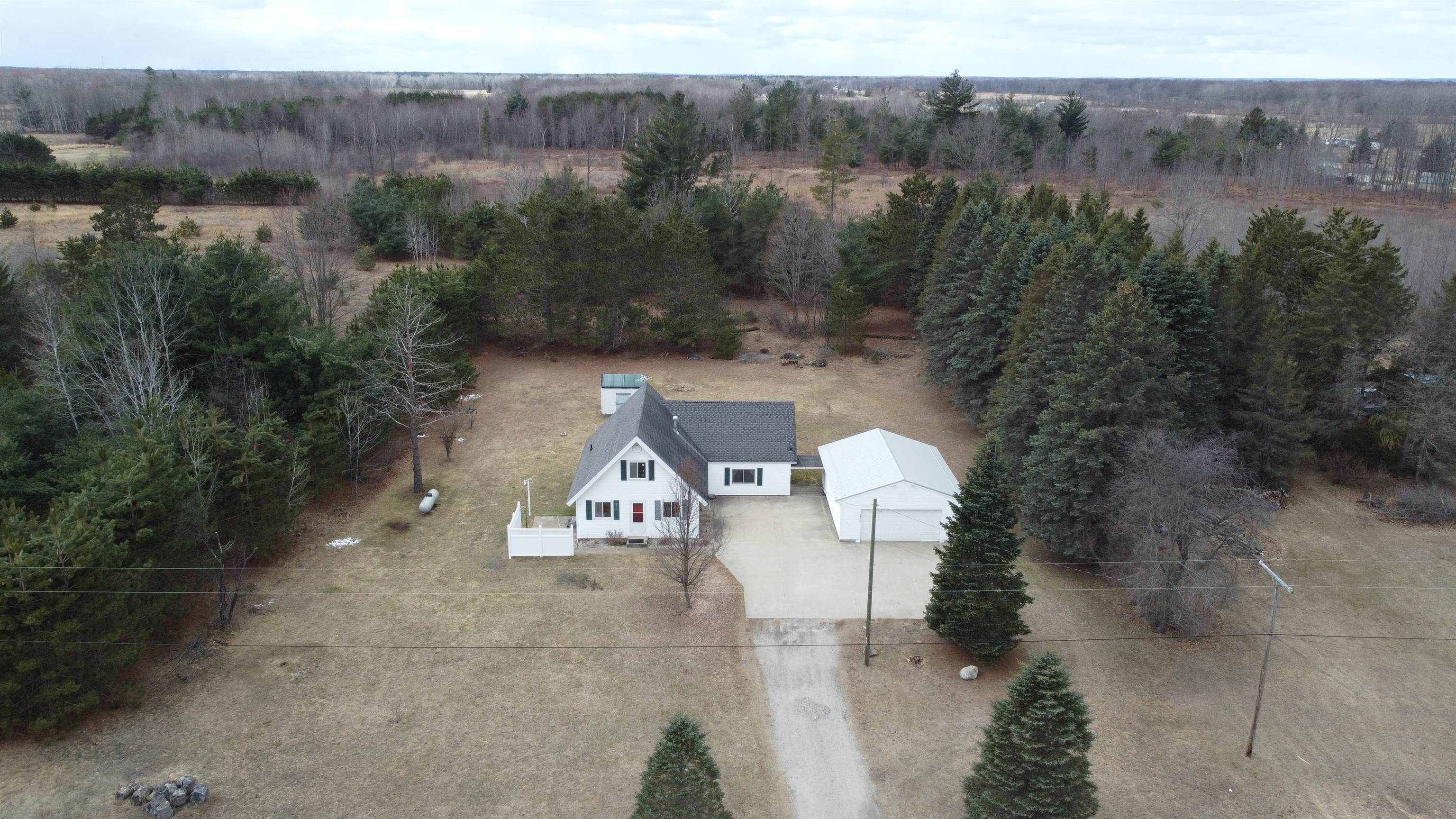 6455 North Geneva Road Coleman, MI 48618 - Photo 3 of 38